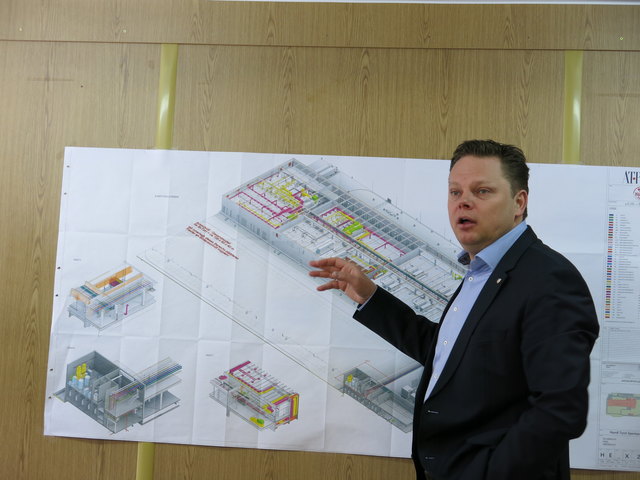 Geschäftsführer Karl Christian Handl erklärt die Abläufe im neuen Produktionswerk in Haiming. | Foto: Peter Leitner