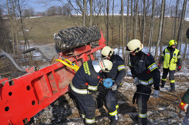 Rückewagen in schwer zugänglichem Gelände umgestürzt