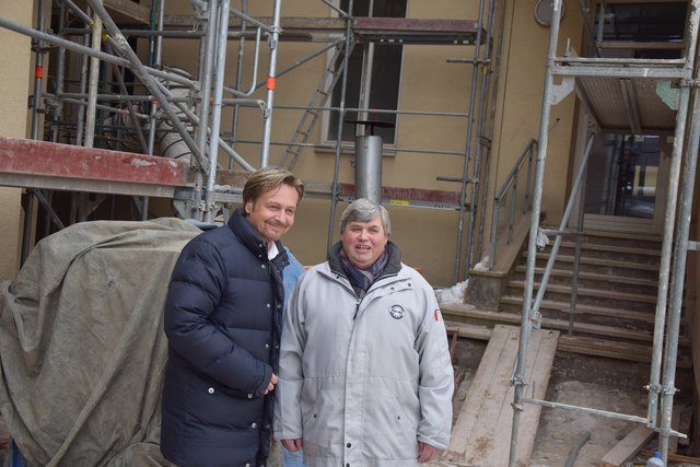 Bürgermeister Gerald Schmid und GR Wilfried Sturm vor dem Haus der Vereine. Fotos: Verderber