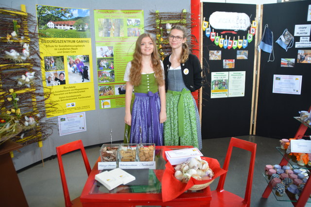 Präsentierten ihre Juniorfirma "Snack & Bag":Maria Möser und Sandra Schnetzinger von der Landwirtschaftlichen Fachschule Gaming.