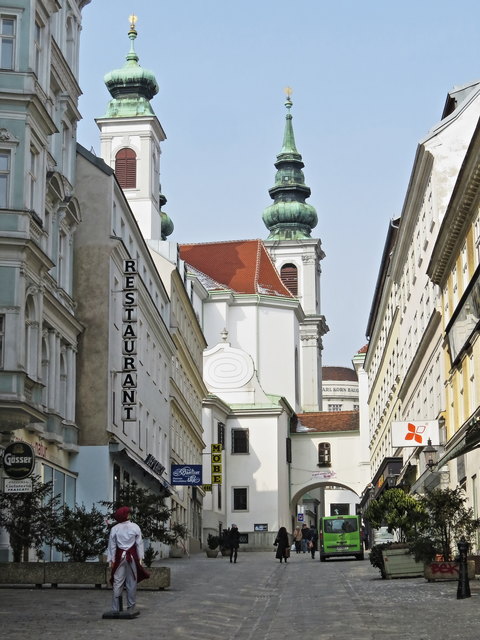 So sieht die Mariahilfer Kirche/Barnabitenkirche (die Kirche in der jetzigen Form wurde zwischen 1686 und 1730 errichtet) von hinten aus, von der Barnabitengasse aus gesehen.