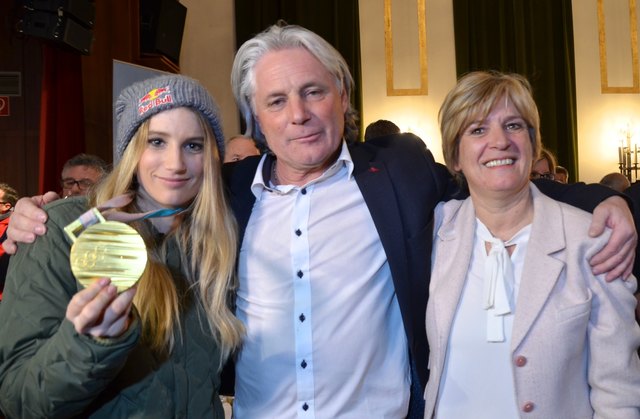 Der stolze Vater Peter Gasser mit Tochter Anna und Ehefrau Liesbeth
