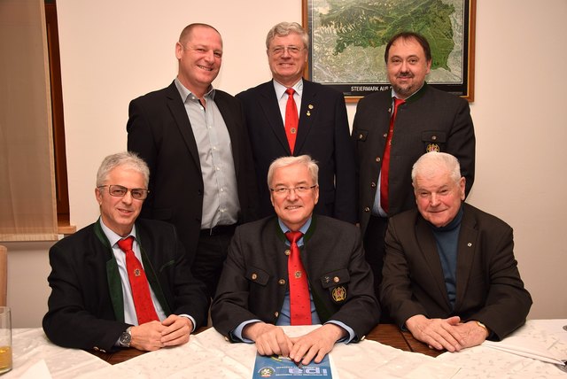Der neue Vorstand (vorne v. l. n. r.): Guido Kohlhauser, Helmut Kremser, Eduard Verboschek, (dahinter v. l. n. r.): Harald Seibald und Markus Koch; mit dabei LGO Alois Kalcher (Mitte).