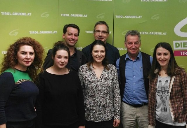 Die Grünen Telfs spenden für Vorzugsstimmen mit Berivan Aslan, Elena Schmid, Vize-Bgm. Christoph Walch, Julia Waldhart, Klaus Waldeck, Hubert Weiler-Auer und GR Theresa Braun (v.l.n.r.)