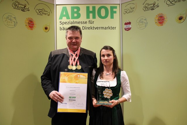 Die einzige steirische Goldene Honigwabe Wieselburg 2018 geht an Dieter Senemann und Gerlinde Lafer für ihren Kastanienhonig