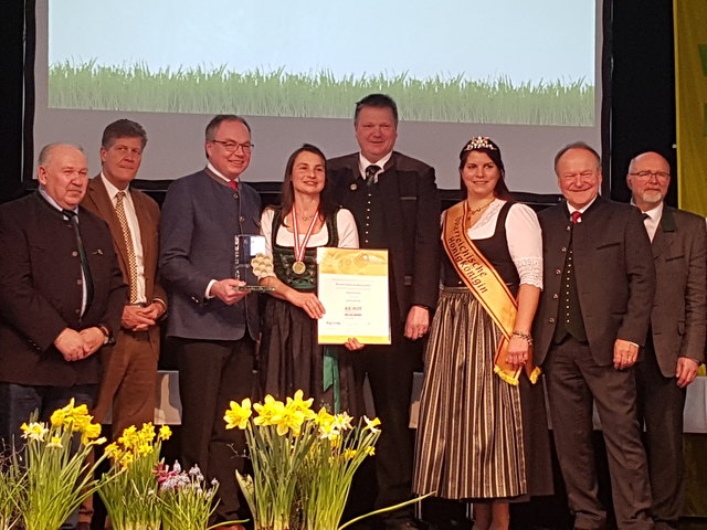 In der NÖ Stadt Wieselburg gratulierte Honigkönigin Elisabeth I. sowie Persönlichkeiten aus Politik und der Messe Wieselburg Dieter Senemann und Gerlinde Lafer zur Goldenen Honigwabe.