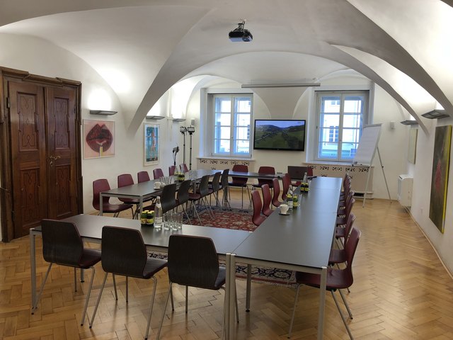 Wahlcafe im St. Veiter Rathaus. Noch ist es ruhig und leer im Medienraum. Bis die ersten Ergebnisse veröffentlicht werden, dauert es aber nicht mehr lange ... | Foto: Plieschnig