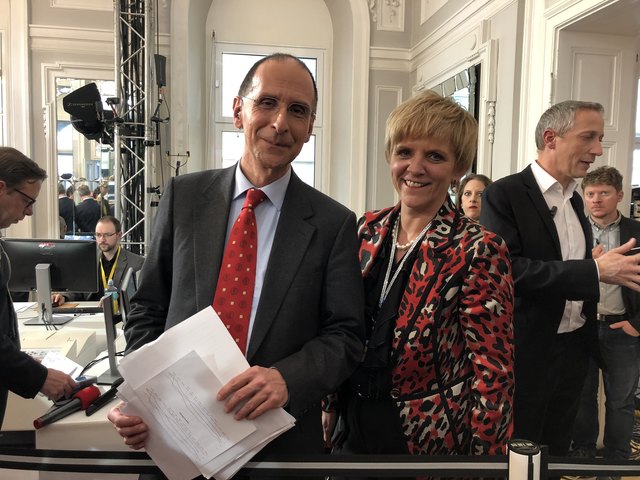 Politik-Experte Peter Filzmaier diskutiert schon angeregt mit ORF-Chefin Karin Bernhard | Foto: Polzer