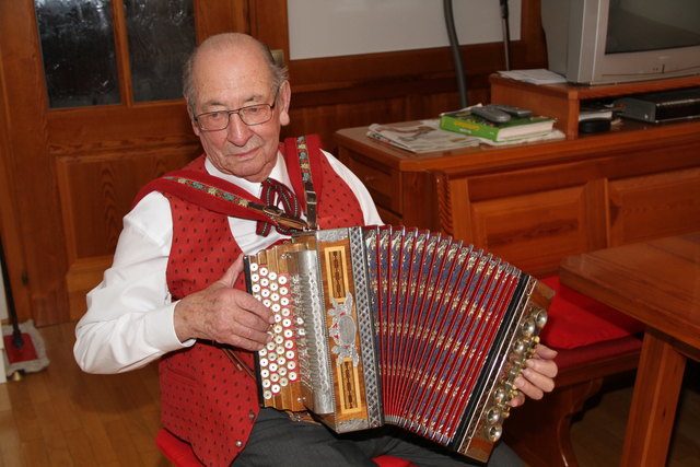 Vollblutmusikant Karl Weiß spielt auf der Steirischen Harmonika den „Helenen-Walzer“ für seine Frau.