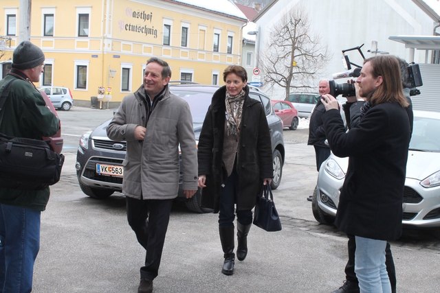 Die Presse erwartet LR Christian Benger vor dem Gemeindeamt in Griffen | Foto: Jäger