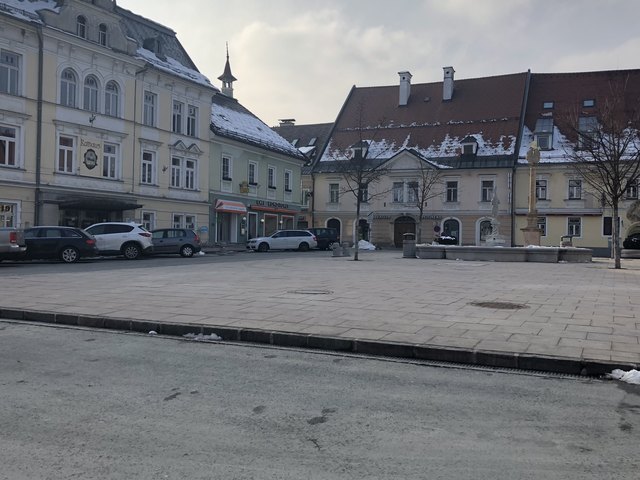 Ein leerer Hauptplatz in Feldkirchen kurz vor Wahlschluss | Foto: Frießnegg