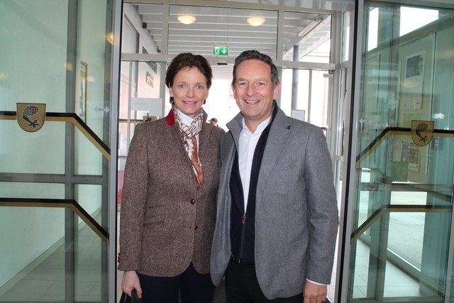 Christiane und Christian Benger betreten das Gemeindeamt | Foto: Jäger