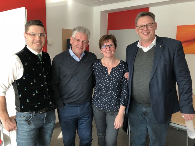 Warten gespannt aufs Ergebnis: Im SPÖ-Bezirksbüro sind Siegmund Astner, Christian Potocnik, Roland Jank und Ingrid Gassmayer | Foto: Lexe