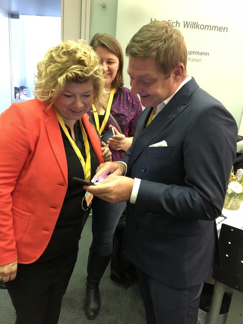 Villachs Bürgermeister verfolgt die Ergebnisse am Smartphone | Foto: Polzer