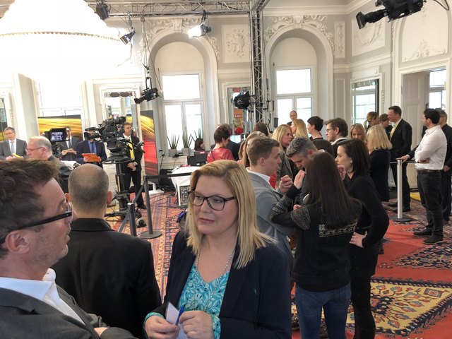 Der Spiegelsaal wird immer voller ... | Foto: Polzer