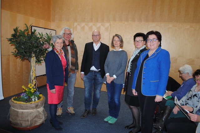 Direktorin Rudolfine Praßl (l.), Anna Kandlbauer (r.) und Maria Matzhold (2.v.r.) mit den Vortragenden.