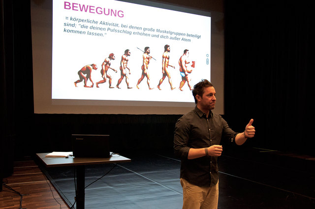 Gesundheitsreferent Bernhard Bayer setzt bei seinem Vortrag viel auf praktische Beispiele und Übungen. | Foto: AVOS/Manuel Bukovics