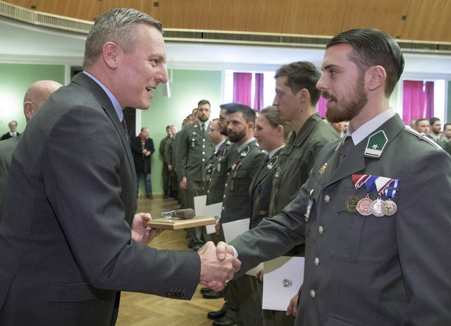Verteidigungsminister Mario Kunasek überreicht das Ehrengeschenk an den Lehrgangsersten | Foto: Bundesheer/Simader
