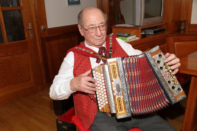 Vollblutmusikant Karl Weiß spielt auf der Steirischen Harmonika den „Helenen-Walzer“ für seine Frau.