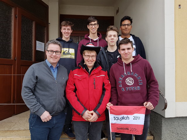 Halbturn: Der Jahrgang 2000 wurde im heurigem Jahr in Wien gemustert. Sechs junge Männer aus Halbturn waren dabei und wurden bei der Heimkehr aus Wien von Bürgermeister Markus Ulram empfangen. "Ich wünsche den jungen Männer alles Gute für die Zukunft. Jetzt kommt mit dem Bundesheer und dem Zivildienst eine neue Erfahrung auf die jungen Männer zu", sagte LAbg. Bgm. Markus Ulram. | Foto: Gemeinde Halbturn