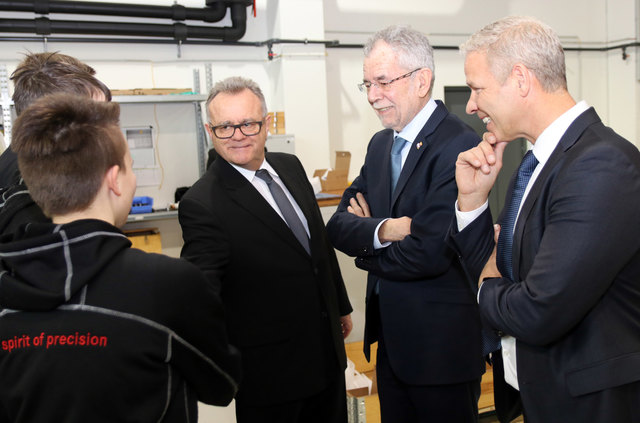 LH Hans Niessl, BP Alexander Van der Bellen, Geschäftsführer Ing. Bernhard Wagner und Lehrlinge der Firma Zoerkler | Foto: LMS Bgld.