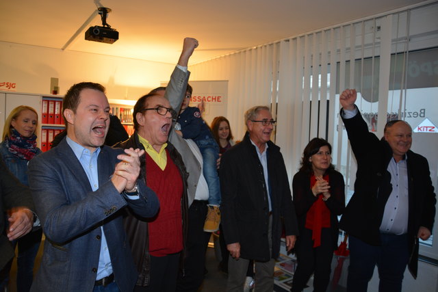 Bei der ersten Hochrechnung gegen 17 Uhr bricht im SPÖ-Bezirksbüro Jubel aus | Foto: Georg Bachhiesl