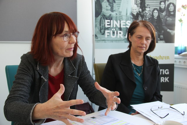 Itta Tenschert﻿ (l.) leitet das Frauenzentrum in Osttirol. Elisabeth Grabner-Niel ist Regionalkoordinatorin des Frauenvolksbegehrens für Tirol.