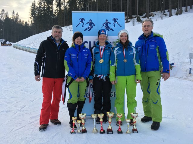 Das Foto zeigt die glorreichen Böhmerwald-Mädchen Lea Pfleger (2. v. l.), Elisa Mörzinger (3. v. l.) und Theresa Lorenz (4. v. l.) mit Obmann Manfred Patrasso (r.) und Rennleiter Reinhard Petz (l.).