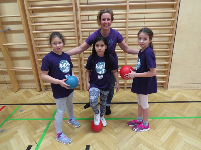 Dorah, Mina und Julia mit Projektleiterin Eva Maria Klein.