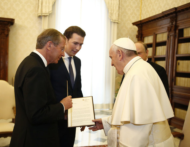 Arbeitsbesuch im Vatikan: Landeshauptmann Wilfried Haslauer mit Bundeskanzler Sebastian Kurz und Papst Franziskus. | Foto: Dragan Tatic