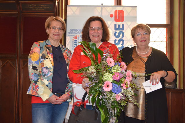 "Helfende Fee" des Jahres, Viktoria Stuppner, mit Sparkassen-Vorstandsdirektorin Ingeborg Wingelhofer und Vizebürgermeisterin Helene Fuchs-Moser.