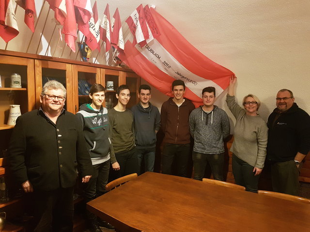 Podersdorf am See: In Podersdorf am See empfing die Bürgermeisterin alle ihre fünf tauglichen Rekruten voller Stolz im Gemeindekeller. 
Im Bild von links nach rechts: Gemeindekämmerer Johann Ettl, Luca Pasek, Markus Hödl, Kevin Gnadlinger, Simon Lentsch, Markus Lang, Bgm. Michaela Wohlfart und Gemeindekassier Vinzenz Waba | Foto: Gemeinde Podersdorf