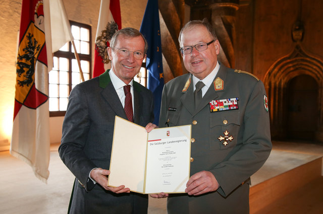 Überreichung des Ehrenzeichen des Landes Salzburg an Militärkommandanten Brigadier Heinz Hufler durch Landeshauptmann Wilfried Haslauer | Foto: LMZ Franz Neumayr/SB