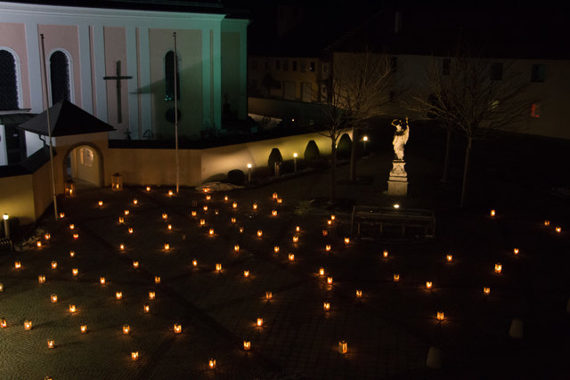Lichtermeer der Pfarre Aistersheim.