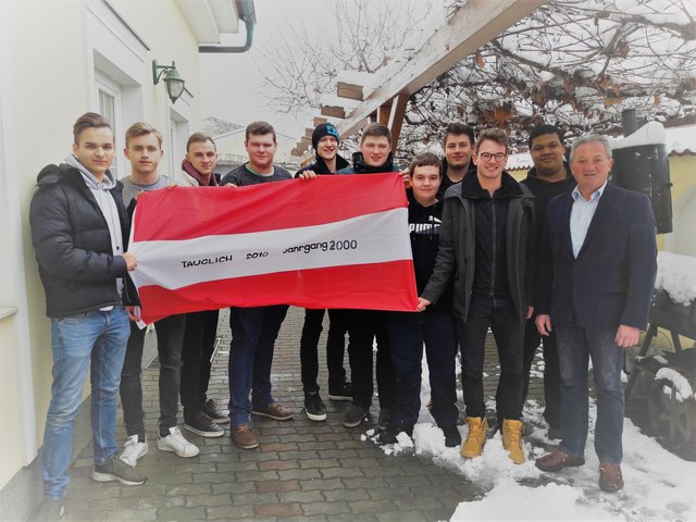 Illmitz: Am 20. und 21. Feber waren 15 Wehrpflichtige Illmitzer 
bei der Stellungskommission des Militärkommandos Wien. Am Mittwoch empfing Bürgermeister Alois Wegleitner die Rekruten und ließen die Burschen  bei einem gemeinsamen Mittagessen beim Sodlawirt die Erlebnisse der beiden Tage revue passieren. | Foto: Gemeinde Illmitz