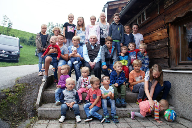 Josef Klein inmitten seiner Urenkelkinder. Nicht alle passten auf das Foto.