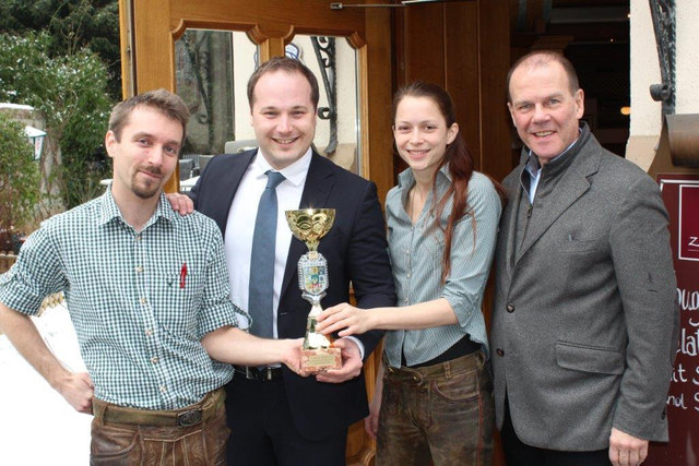 Die Wirtsleute Lukas Mair und Gloria Kaspar mit Bezirksvize Daniel Resch (2.v.li.) und Fachgruppenobmann Peter Dobcak (r.). | Foto: Privat
