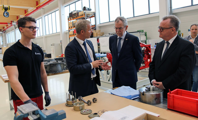 Bundespräsident Van der Bellen ließ sich die Arbeit erklären. | Foto: LMS Bgld.