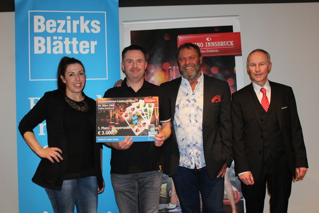 1. Hauptpreis mit 3.600 Euro: Kurt Brandauer aus Schwaz, Peter Eigentler aus Pfaffenhofen mit Bezirksblätter-Marketinglady Franziska Prantl und Turnierleiter Rudi Werdinig