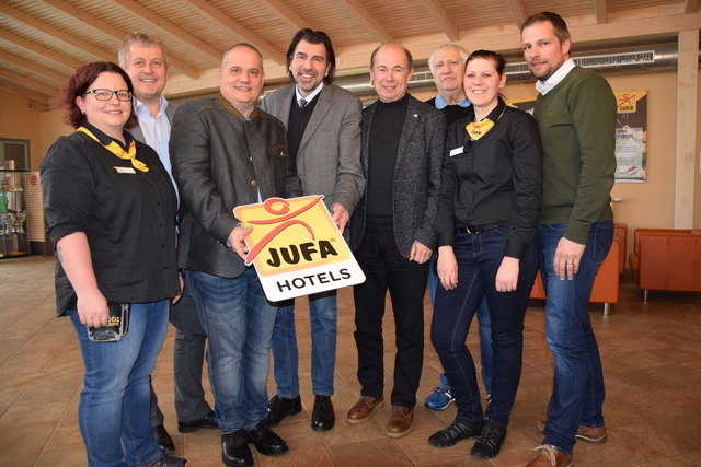 Manuela Krieger(Rezeption JUFA Hotel Deutschlandsberg), JUFA Hotels Geschäftsführer Gerhard Wendl, Harald Franzl (Hotelleitung JUFA Hotel Deutschlandsberg), Bgm. Josef Wallner, Vizebgm. Toni Fabian Dietmar Kugler (Ortsvorsteher Deutschlandsberg), Martina Haumer (Stv. Hotelleitung JUFA Hotel Deutschlandsbeg), Fritz Kobald (Stellvertretender Finanzvorstand JUFA Hotels, v.l. | Foto: JUFA