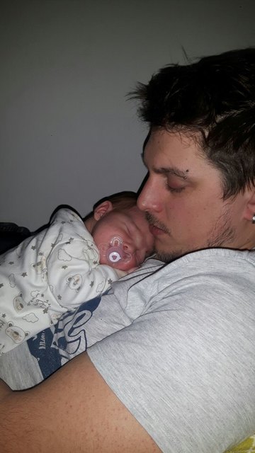 Noch-Vizebürgermeister Jorgo Chrysochoidis freut sich über die Geburt seiner Tochter Lea vor zwei Wochen. | Foto: Jorgo