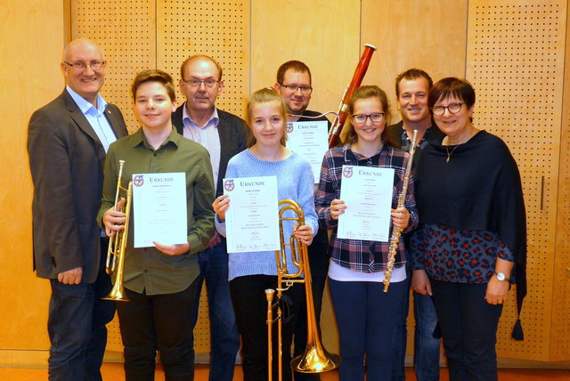 v.l.n.r.: Bezirksobmann Martin Aschauer, Johannes Koppensteiner (Trompete), Musikschulleiter Sepp Weber, Susanne Weber (Posaune), Vincent Kranzl (Fagott), Julia Schenk (Querflöte), sowie die Musikschullehrer Herbert Harrauer und Regina Stummer. | Foto: Musikverein Gföhl