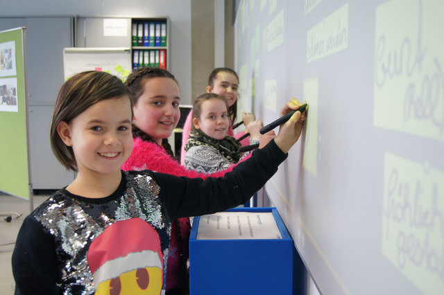 Schüler der 1b-Klasse aus der Neuen Mittelschule 5 bei einem Innovations-Workshop an der Fachhochschule Wels.