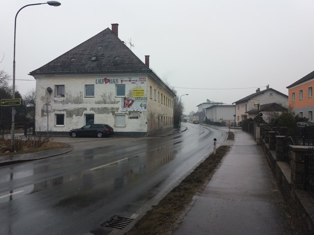 In diesem sanierungsbedürftigen Haus im Freindorfer Zentrum soll das umstrittene Etablissement entstehen. | Foto: Partoll