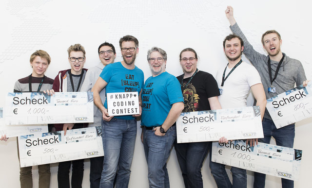 Große Freude bei den strahlenden Gewinnern des Coding Contest 2018, hier mit Knapp-Personalleiter Ingo Spörk | Foto: Knapp AG