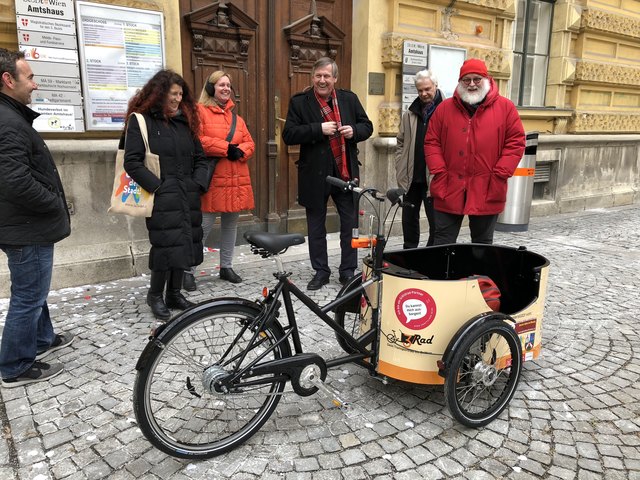 Bezirksvorsteher Erich Hohenberger freut sich mit seinem Team und Mitarbeitern der Agenda Landstraße über das neue umweltfreundliche Transportmittel seines Bezirks
