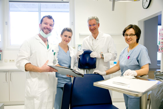 Ambulanz in der neuen Universitätsklinik für Mund-, Kiefer-, Gesichtschirurgie am Uniklinikum Salzburg: v.l.n.r. MKG Chirurg Dr. David Kummer, DGKP Cornelia Nezmah, Oberarzt Dr. Christian Rippel, DGKP Jelka Blazevic, Symposium MKG Chirurgie Salzburg neu, Interdisziplinäres Zentrum für Rekonstruktive  Chirurgie, Salzburg | Foto: Salk/Wildbild