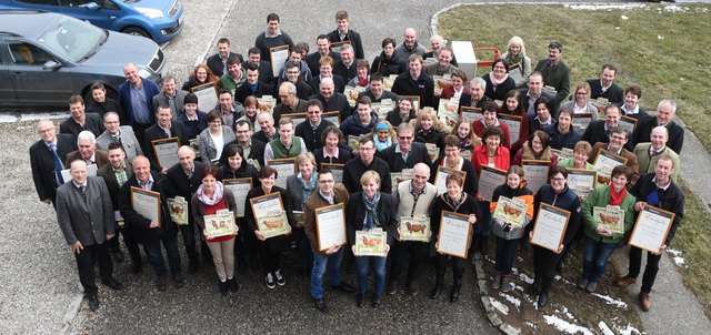 Die erfolgreichen Züchter bei den Rinderausstellungen 2017 erhielten Auszeichnungen und für 59 Kühe mit einer Lebensleistung von über 100.000kg wurden Keramiktafeln überreicht.