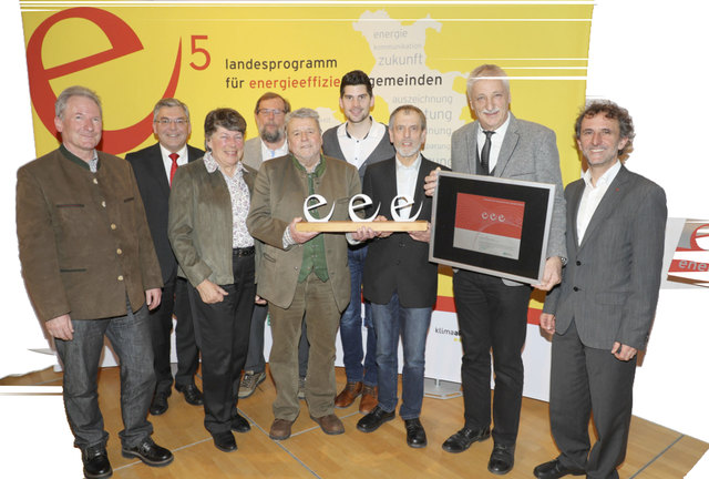 Von rechts: Helmut Strasser ) SIR Projektleitung Energieberatung, e5 Programm), Bgm. Herbert Burgschwaiger, Johann Gratz (e5-Teamleiter Bruck), Josef Huber (künftiger e5-Beauftragter), Heinz Schmidt, e5-Team-Mitglied, Gotthard Dick, e5-Team-Mitglied, Sissi Dick, e5-Team-Mitglied, Landesrat Josef Schwaiger und Amtsleiter Fritz Voglreiter (e5-Beauftragter). | Foto: Franz Neumayr