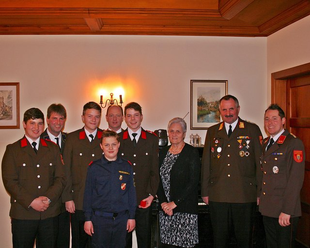 PFM Christopher Strasser, Amtsleiter V Christian Tauber, PFM Thomas Bruckner, JFM Max Weixelbaum, LDV OV Martin Weixelbaum, PFM Florian Mang, Vzbgm. Eva Schwaiger, FKdt. ABI Heinrich Mang, FKdtStv. OBI Florian Stierschneider | Foto: FF Weißenkirchen